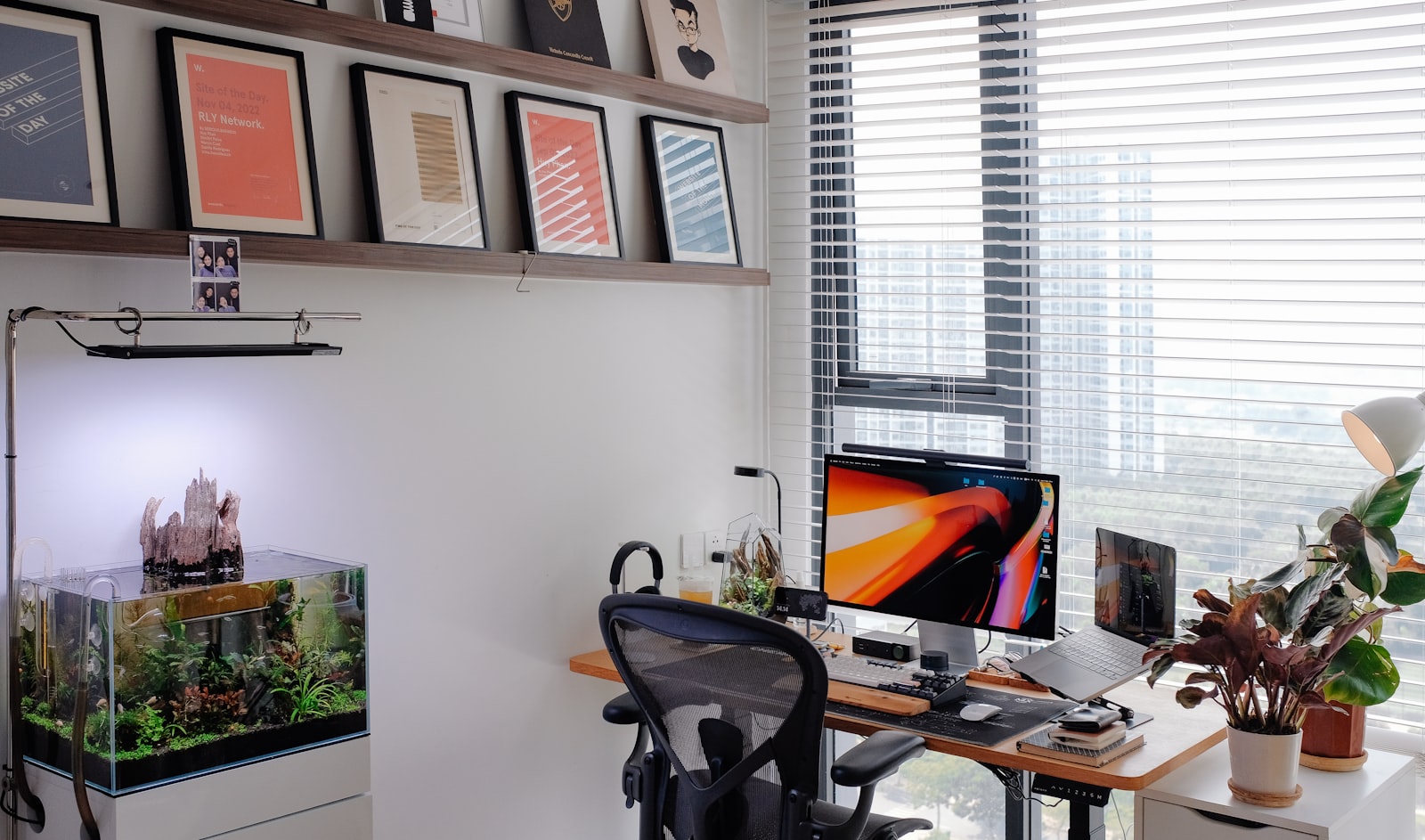 Arbeitsplatz mit eigenem Nano-Aquarium — Aquaristik als Herzensangelegenheit